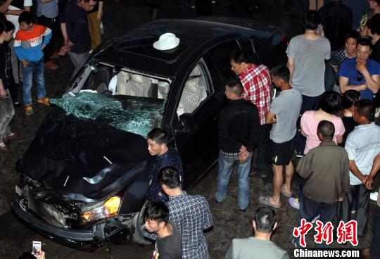 湖北省宜昌市警方消息,5月1日16时许,宜昌市沿江大道发生一起交通事故