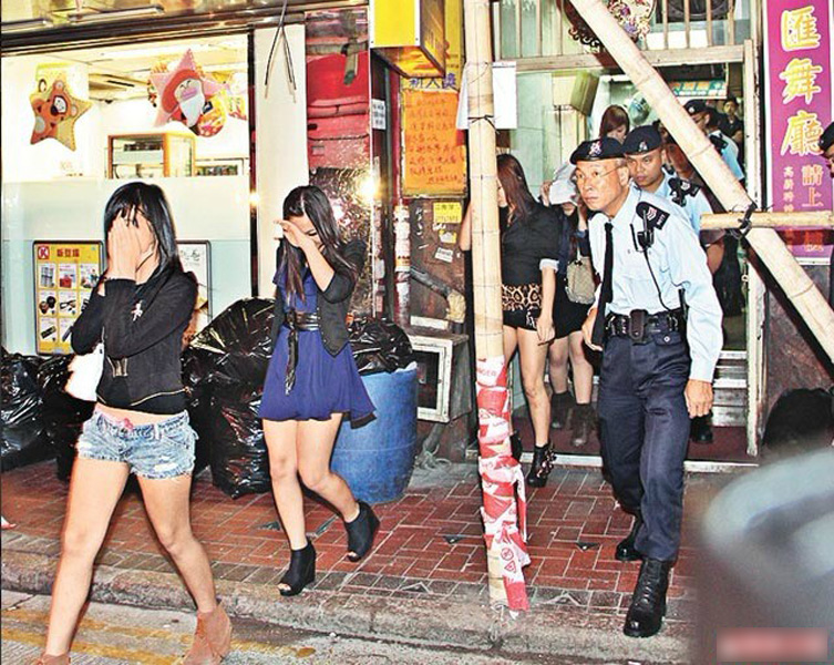 警方突袭夜总会 带走37男女 13岁少女疑夜场卖淫