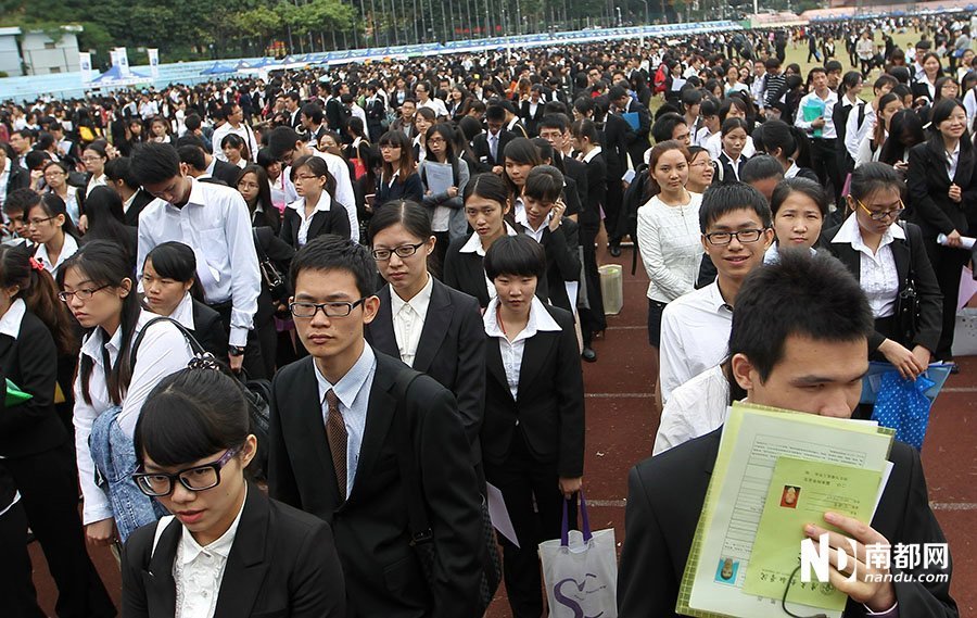 广州女大学生为找工作穿清凉装赴招聘会