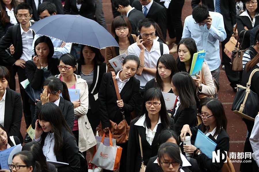 广州女大学生为找工作穿清凉装赴招聘会