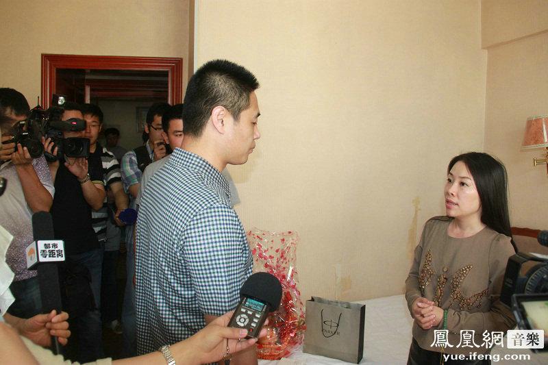 李雨儿探望张丽莉深受感动微博发起慈善基金倡议