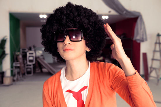 后弦杜老师mv花絮曝光爆炸头夺眼球