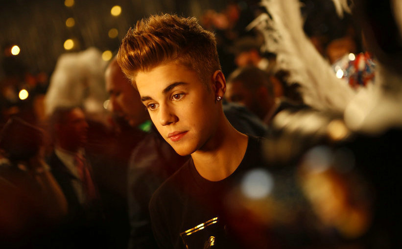 贾斯汀-比伯献唱内衣年度秀 遭超模偷吻显害羞