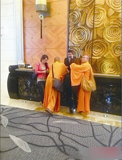 带女人拍照 两假和尚庙里被堵(图)