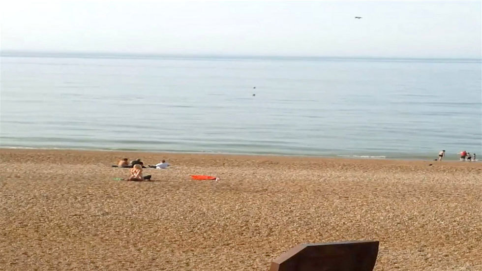 英国男女在海滩公然做爱引围观