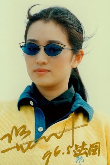 片中的巩俐裸妆出镜,青涩淡雅宛若邻家少女.