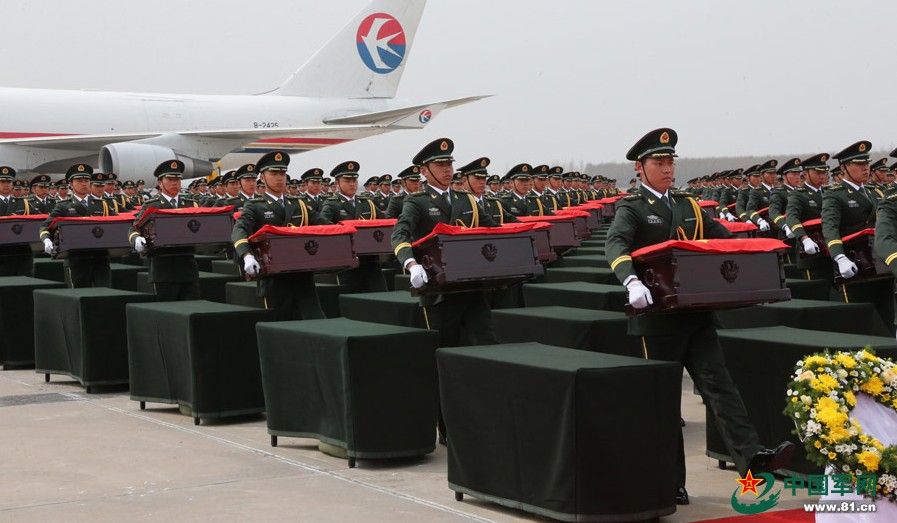 【转载】437具志愿军烈士遗骸抵达沈阳 中国2架歼-11b护航(1/18)