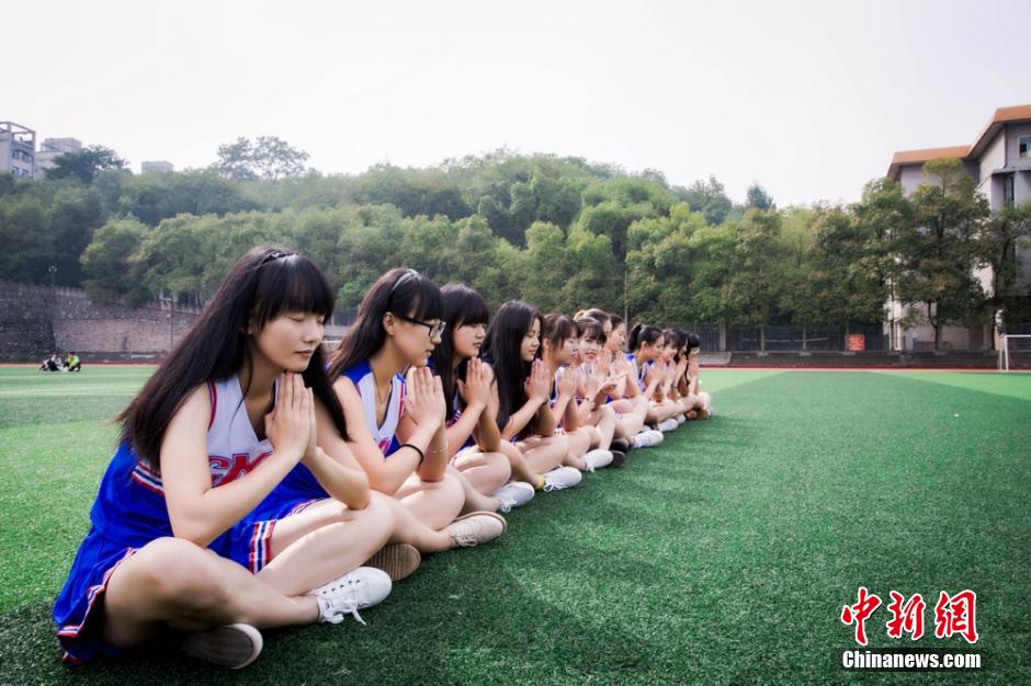 南华大学啦啦队宣传照走红 女神展青春活力
