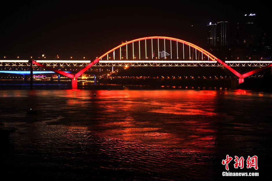 重庆多座跨江大桥灯饰换新 灯光闪亮山城