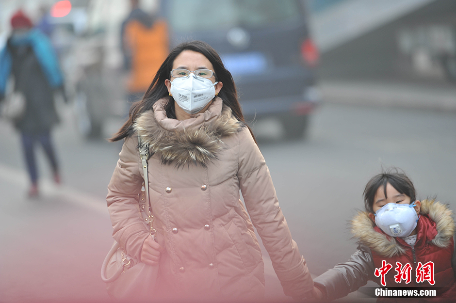 北京雾霾将减弱 市民口罩不离身