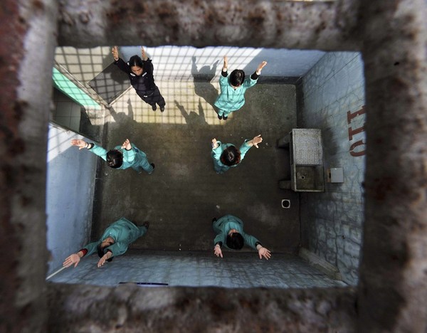 高墙内的瑜伽{组图}