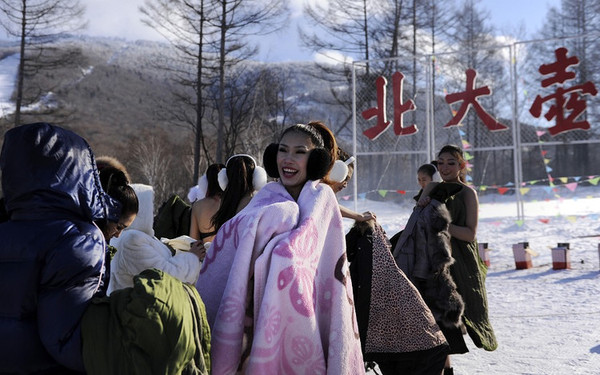 "美丽冻人"中外比基尼美女模特-30℃冰雪严寒滑雪秀曲线