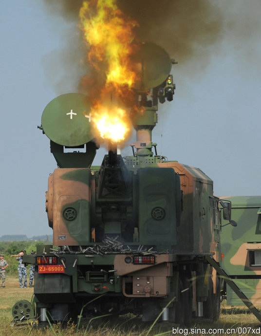 我军要地防空的最后防线七管速射防空炮猛烈开火.