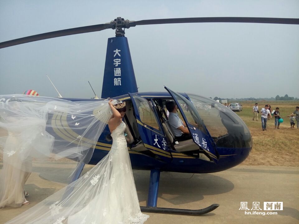 出现在发布会现场的主要是此次婚礼的直升机编队,1架贝尔407,2架ec