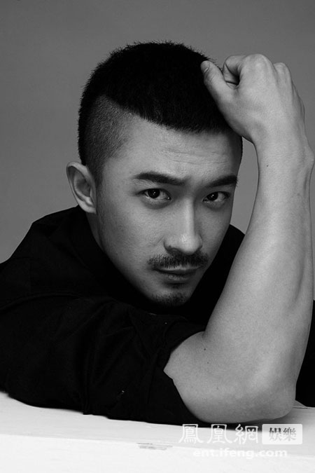 凭借《成成烽火》一举获得百合奖"影帝"的青年演员小张铎,应邀某杂志