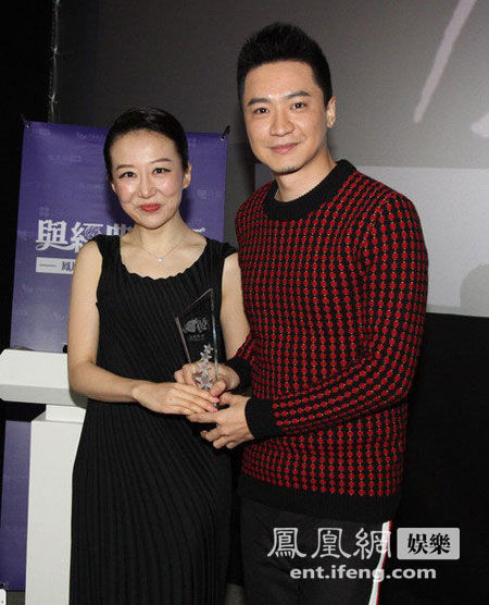 秋微给刘璇老公王弢颁奖携手香港名医跨界宣导公益  出任香港眼科基金