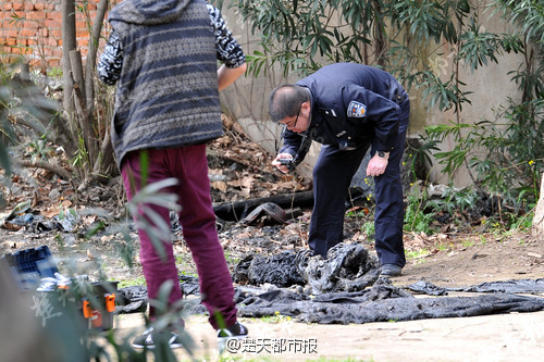 武汉一公园污水横溢 排水工人疏通管道发现一具尸骸