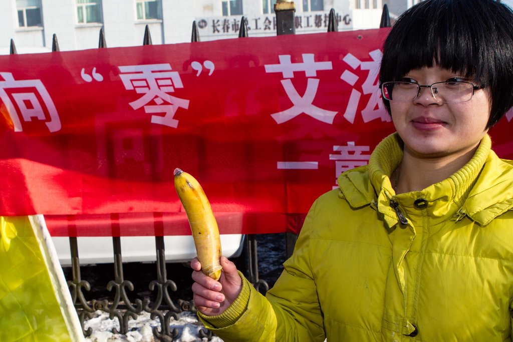 大学生街头上演航母style宣传使用避孕套