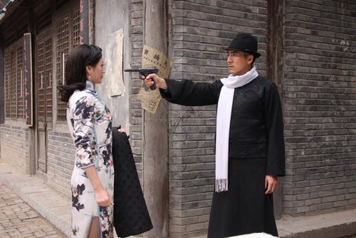 "看着老人离开的背影