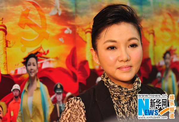 12月1日,空政文工团青年女高音歌唱家王莉走进中国人民大学经济学院"