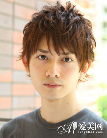 男生锡纸烫发型八:亚麻色染发凸显了白皙的皮肤,搭配纹理烫,显得时尚