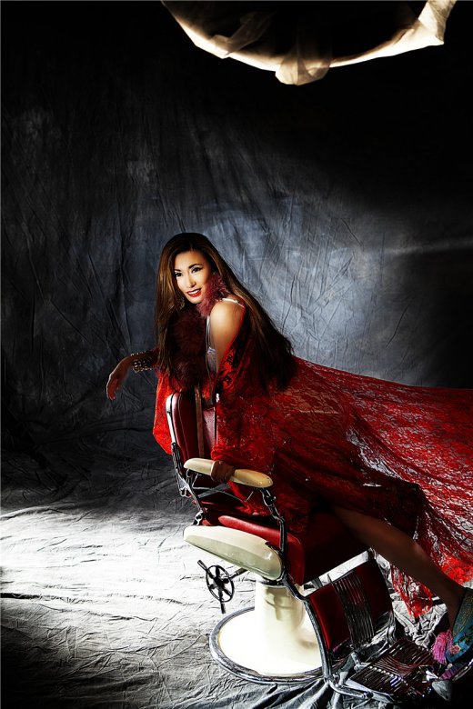 歌手高维那出新书《带走爱》 讲述和吴秀波前世今生