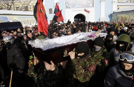 乌克兰示威者葬礼:数千民众送行 示威者抬棺(图)
