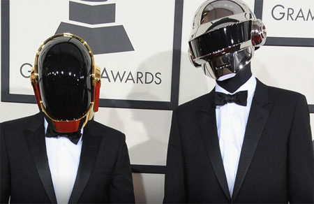 美安全局检查蠢朋克乐队被迫现出真面目