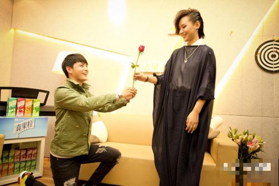 孙坚《歌手2》后台下跪送玫瑰给周笔畅 疑承认恋情