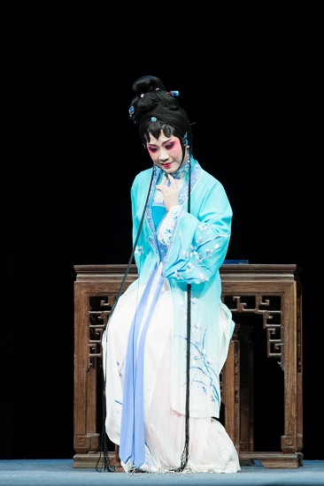 曾静萍的《节妇吟》是中国当代剧坛的经典之作.