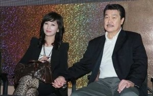 赵雅芝黄锦燊秀恩爱害羞牵手