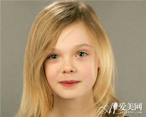 可爱短发发型在这张小女孩发型图片中,我们看到一款斜刘海短发,这样