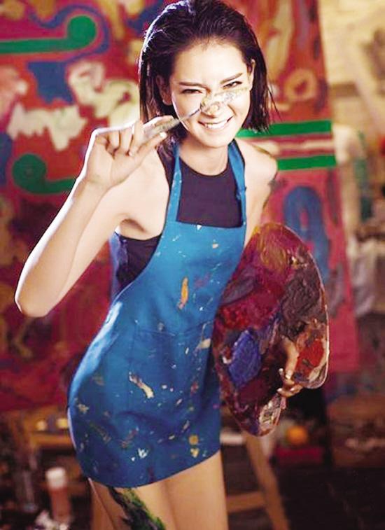 戚薇拍艺术写真 拿画笔坏笑油彩洒满全身(图)