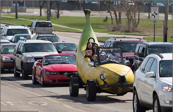 英国男子将座驾改装成大香蕉赚足路人眼球高清组图