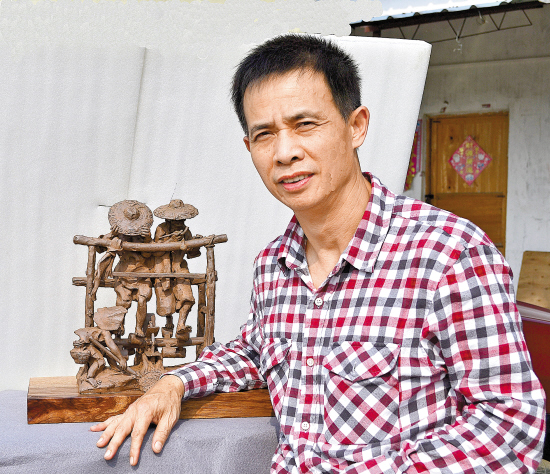 万兆元用泥塑还原故土