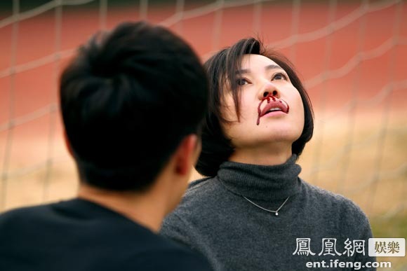 闫妮《生活启示录》变"软姐" 流鼻血造型堪称极品