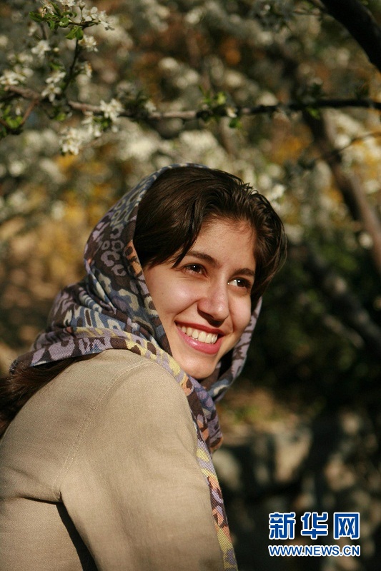 资料图片:一名伊朗妇女在德黑兰萨德阿巴德宫园林内赏花.