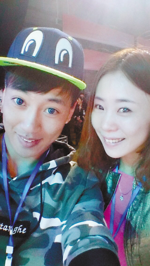 与中国达人秀季军尹素丽合影