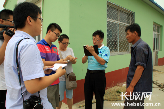 贾吕村村民贾连海接受记者采访.长城网 赵晓慧 摄