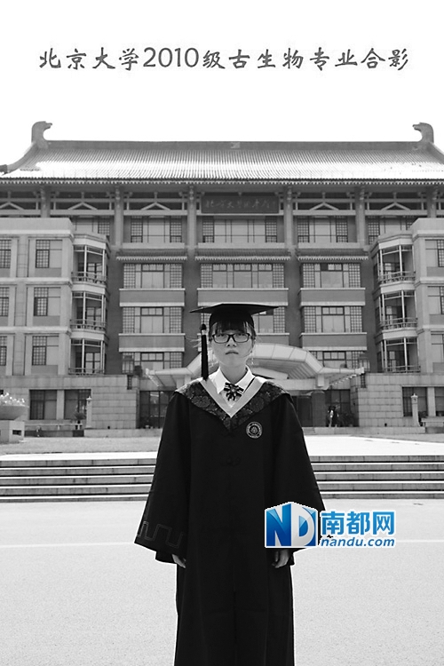 北大女生薛逸凡在网上贴出"北大2010级古生物专业合影"的毕业照.