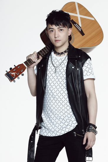 成熟男人邓入比声音不惨简单人生只想认真做音乐