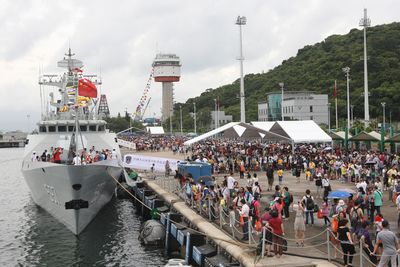 逾15000港人参观驻港部队军营 品尝战士所做糕点|海军|电子战_凤凰资讯