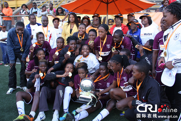 津巴布韦国家女子足球队主教练罗斯玛丽认为,该国女足运动的草根基础