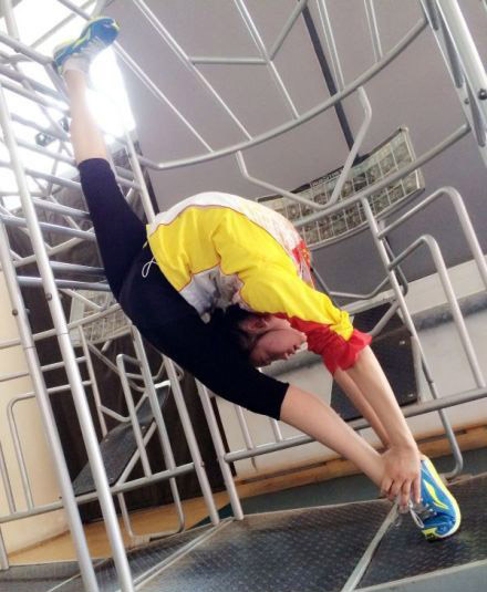 90后艺体小丫一字马走红 获封"新一字马女神"