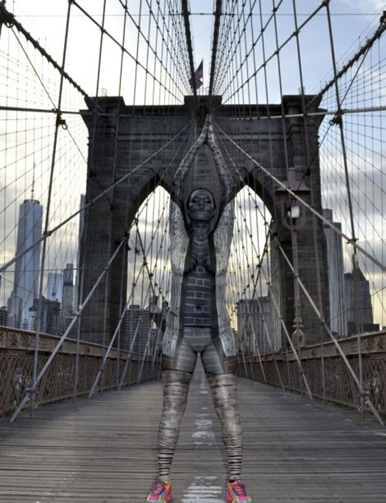 纽约艺术家在地标建筑前展示隐身人体艺术高清组图