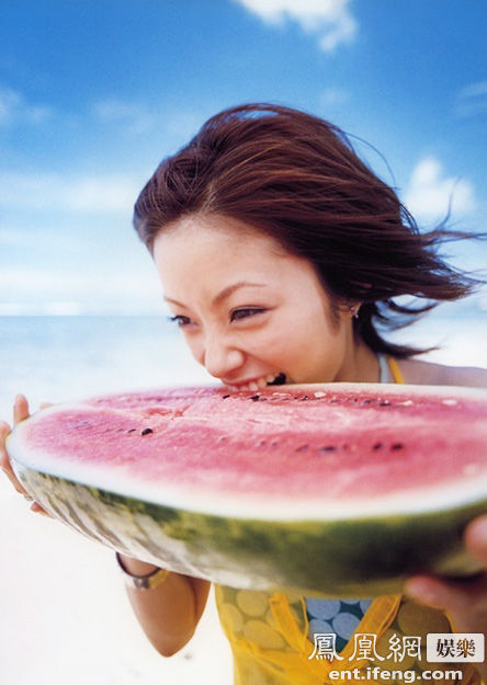 当地时间2009年5月5日,美国洛杉矶,女星席尔曼仰头吃西瓜动作