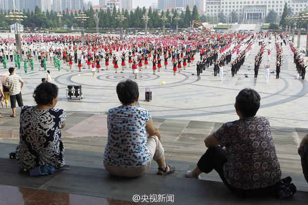 河南驻马店两千人三十多度高温下齐跳广场舞(组图)_凤凰网