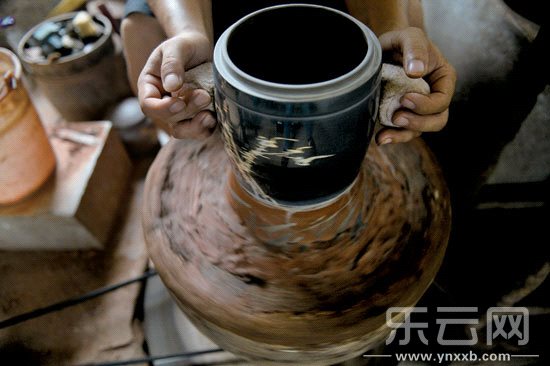 独特建水紫陶 吸引上百景德镇人来淘金