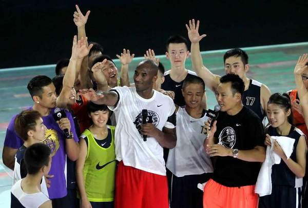 科比与众人合影