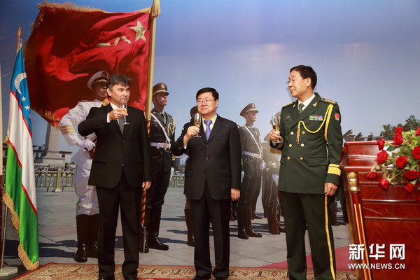 中国驻乌兹别克斯坦使馆举行建军节招待会 (高清组图)